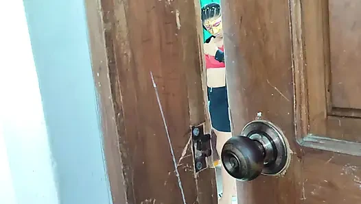 ALDATMALAR!! Üvey anne kocası uzaktayken üvey oğluna onu sikmesi için kendini suçlu hissettiriyor