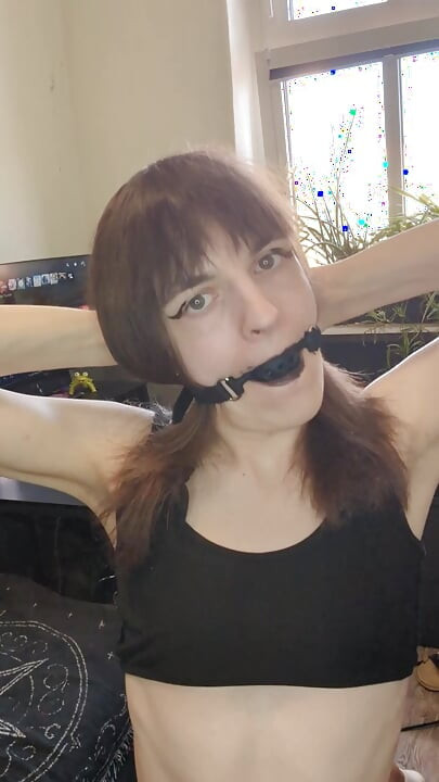 Cavalgando um vibrador na minha mesa