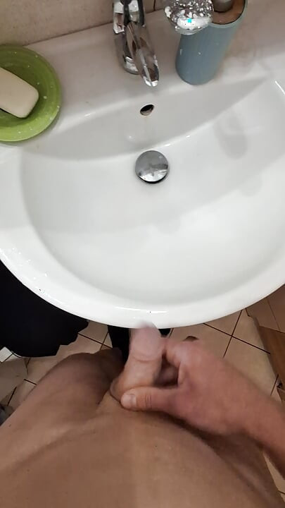 화장실에서 룸메이트에게 거의 걸렸어