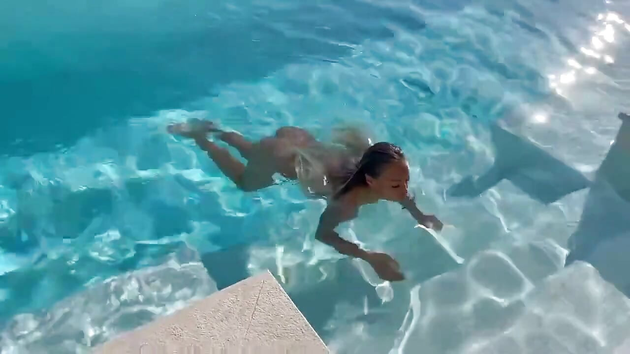 מוניקה פוקס המהממת שוחה עירומה בבריכה במקום יפהפה!