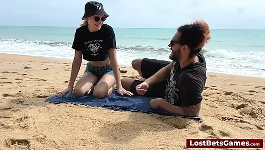 Эта игра-стриптиз с тактичными таксами и пампами смешивает креативность с соблазнением