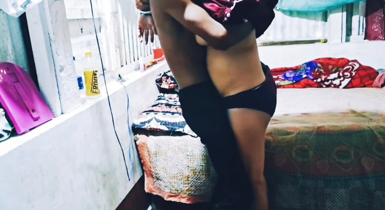 豐滿的熟女 Bhabi 為她的性生活增添情趣