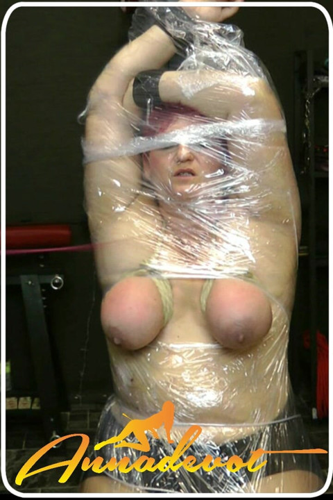 Tetas caídas atadas con una buena nalgada, mientras el resto está envuelto en papel de aluminio, no te imaginarás lo mojado que me pongo.