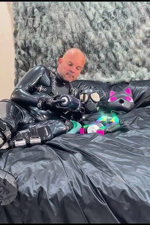 Full Black Rubber Vibes