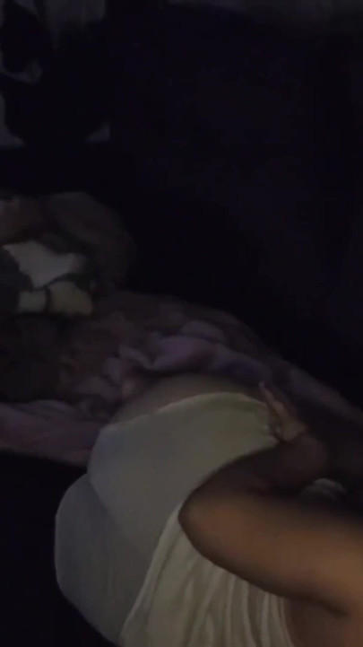 Momen epik dari "tante nakal berbagi sofa sama cowok berondong! Pria muda datang untuk menghabiskan akhir pekan di rumahnya, dan dia"