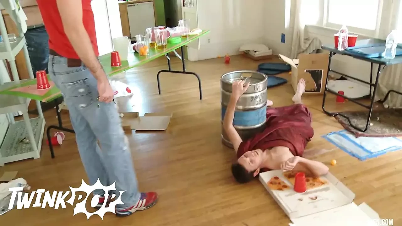 Scottie应该搬出去，但没能做到，所以变得马特疯狂并把他的鸡巴塞进他的嘴里 - TWINKPOP