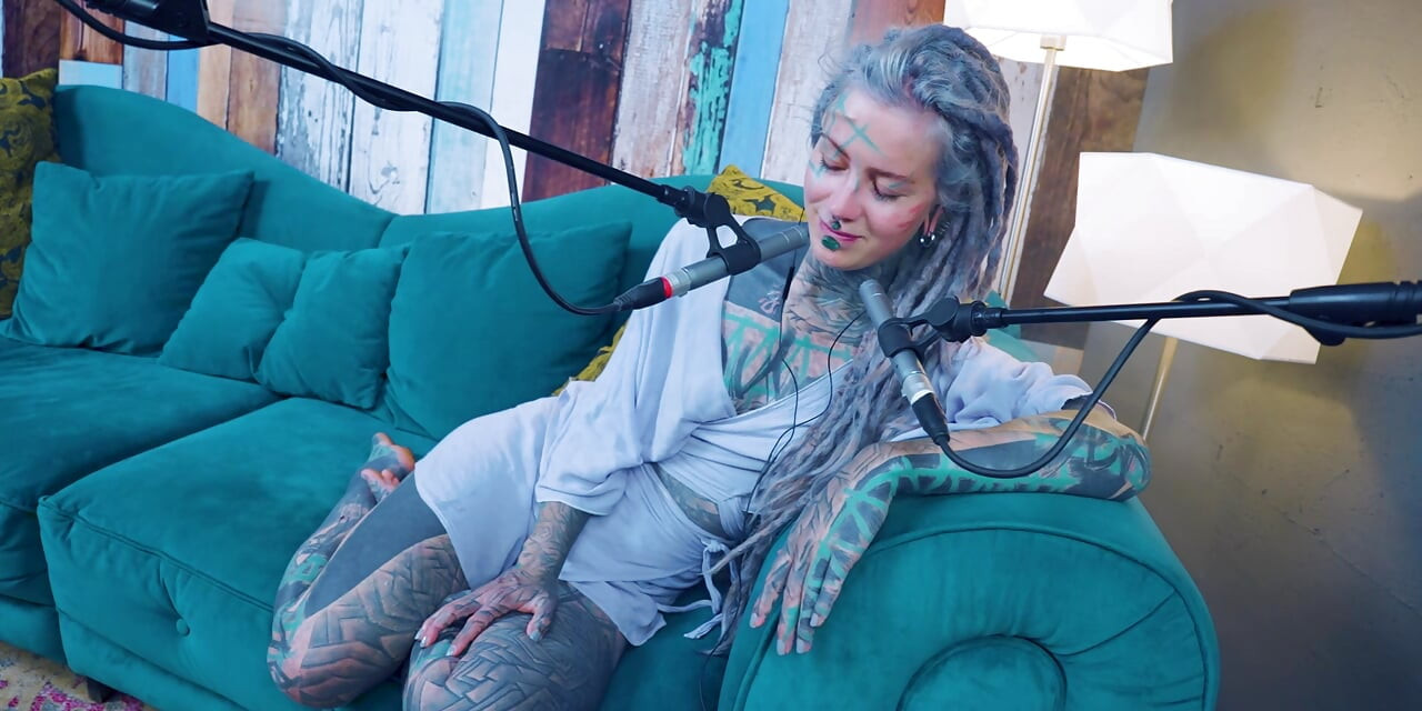 Aku berbicara tentang Z - zeal - ASMR podcast SFW berbicara dengan gadis gothic kurus model tato gimbal bertato