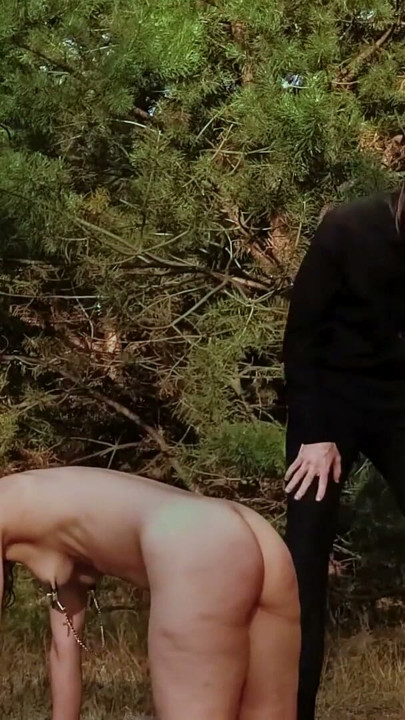 Sinea es castigada con nalgadas al aire libre por correrse sin el permiso de Roman | Clip 1