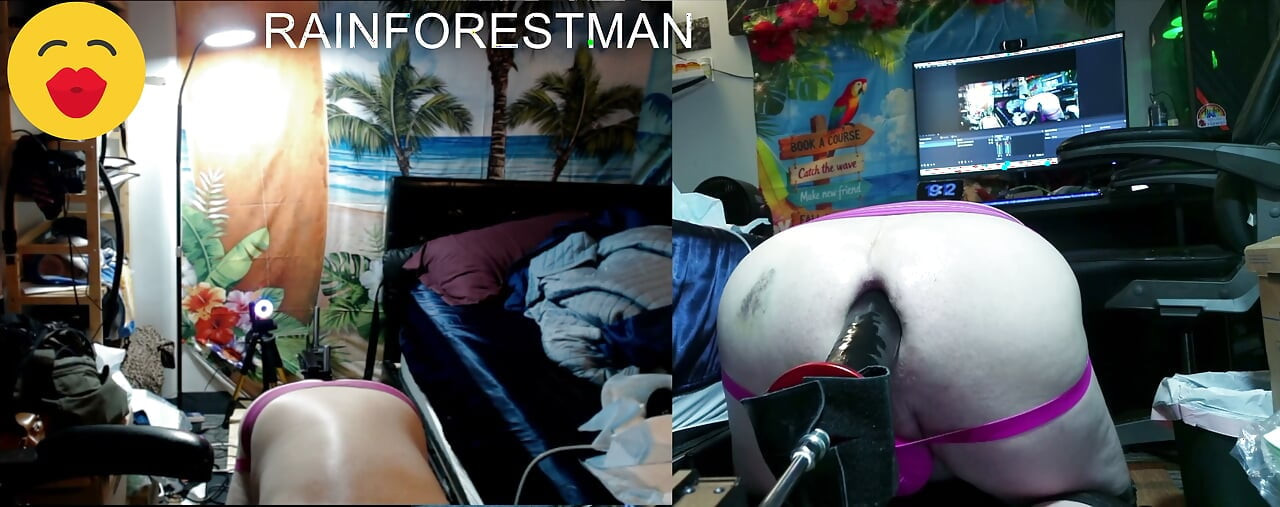 Rainforest-man split screen met zwarte vernietiger op seksmachine.