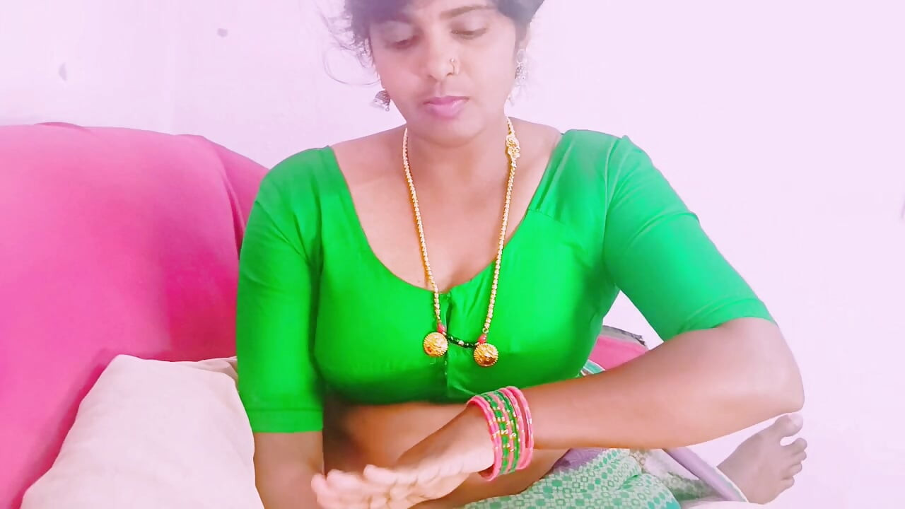 Pembantu desa Desi bersetubuh dengan pemiliknya. Pembicaraan kotor Telugu.