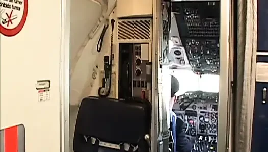 Randy Pilot ласкает сексуальную брюнетку в кабине члена