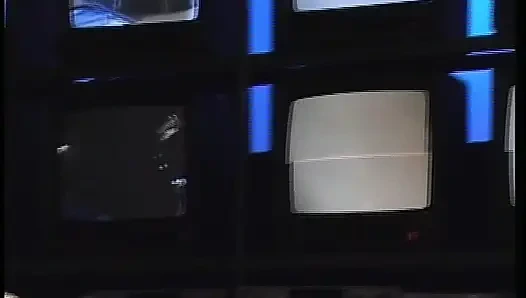 Seksi çoraplı ateşli esmer vahşi sikişiyor ve zevk için çığlık atıyor