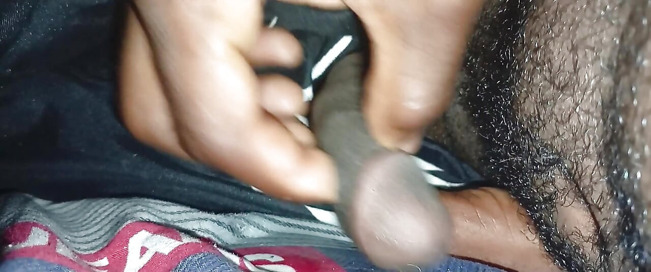 Esfregando esperma no pau para ver se causou uma reação química