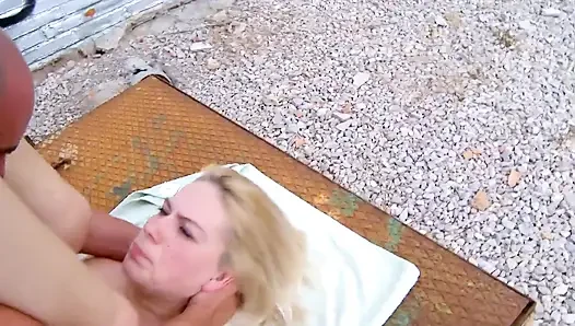 Blonde milf babe gets outdoor amateur fuck