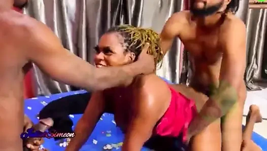 Mereka mengisap dalam posisi gaya nenek yang membuat memekku muncrat banyak