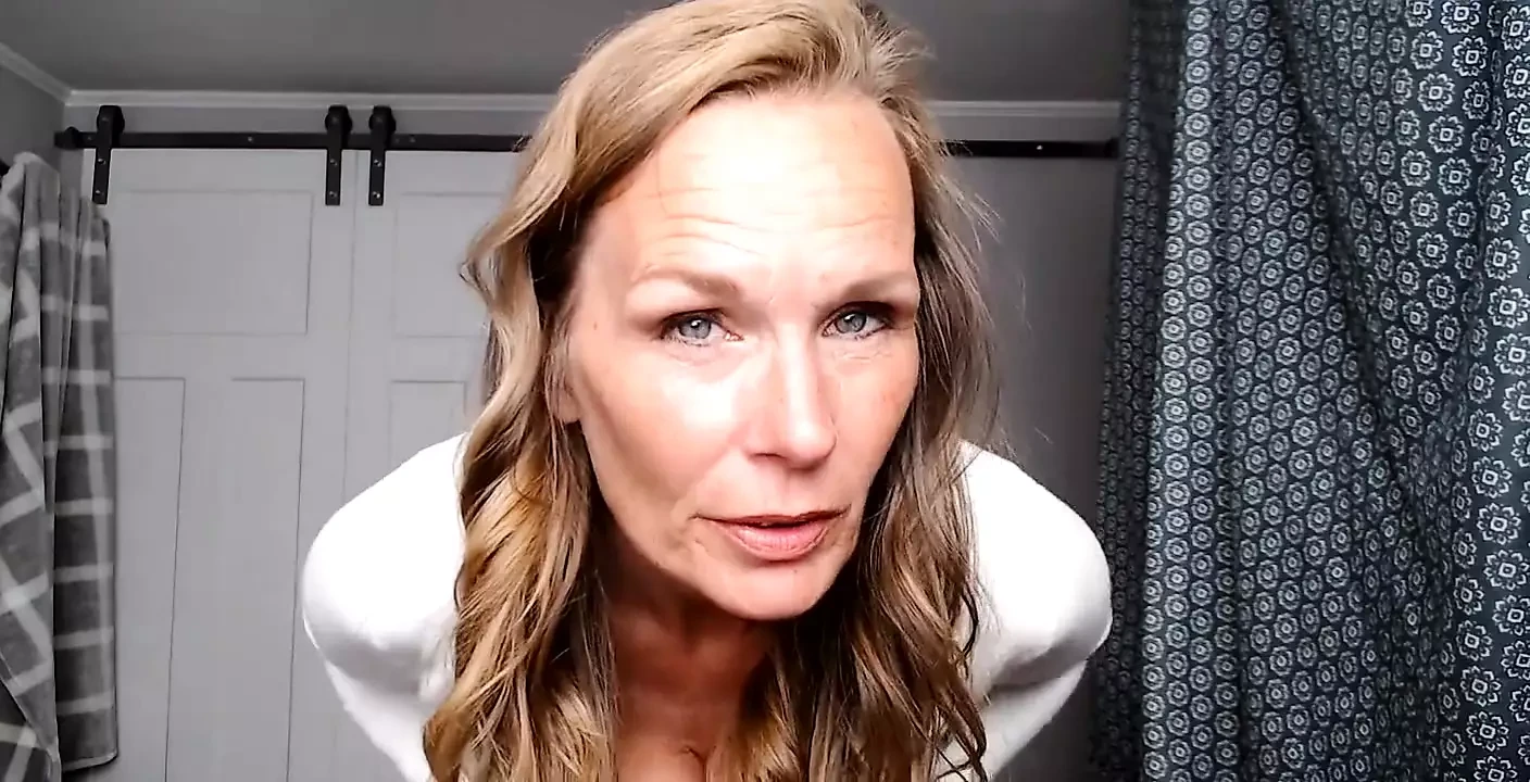 Teacher saw you wanking in class. She gives you something to jerk off to. Countdown included!