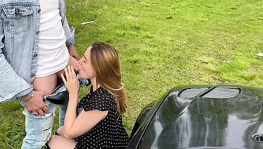 J’ai ramené la femme de mon ami à la maison et je l’ai baisée sur le capot de la voiture