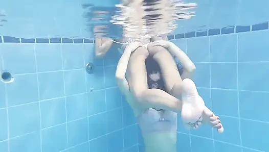 Control Extreme Underwater - the Perfect Ass Squizing