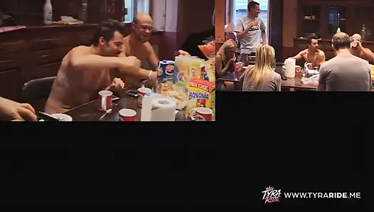 Pemotretan film dewasa di balik layar dengan pirang dan brunette