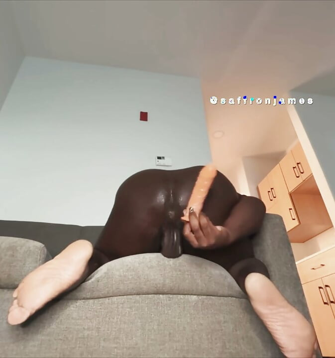 Futai cu dildo în camera de hotel