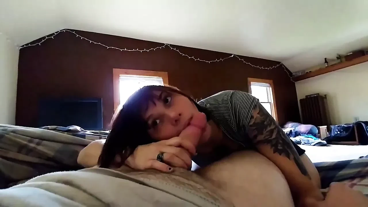 Brunette bertato amatir seksi dengan payudara besar alami