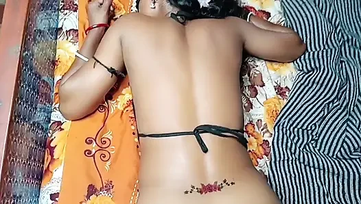 Anal menyakitkan gadis desa desi disetubuhi oleh ayah tiri mertuanya, kontol hitam terjebak di pantat dan dia mulai berteriak