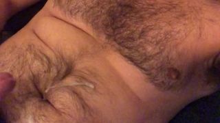 Cuming en mi peludo pecho
