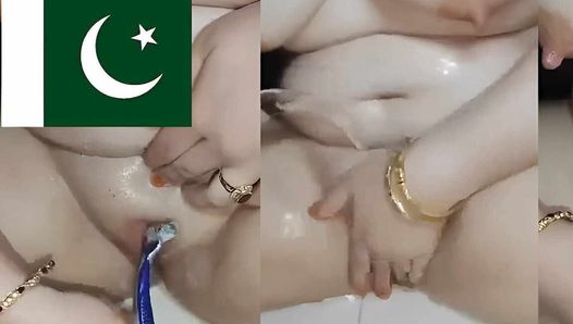 Pakistanisches mädchen rasiert sich. Genießen
