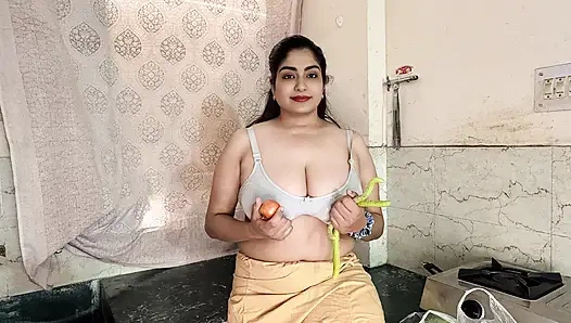 Yeni evli yenge priya komşusunda mutfak standında sikişiyor çünkü sebze için ödeme yapmayı reddetti