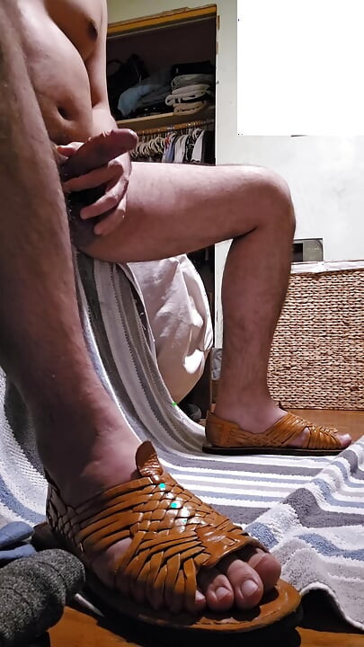 dok nosi huaraches sandale