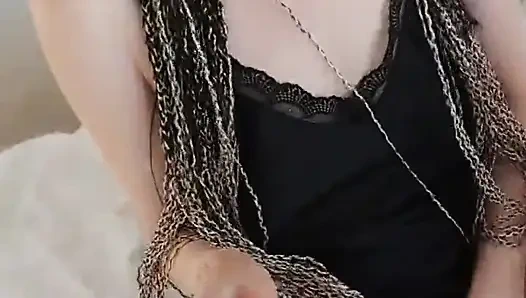 Сквиртующая волосатая киска мастурбирует большими половыми губами