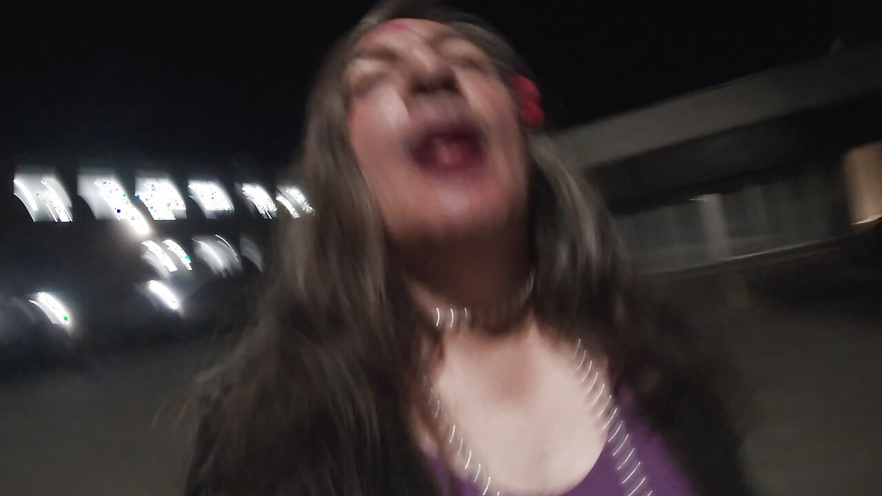 Una sissy trans matura all'aperto shinanigans