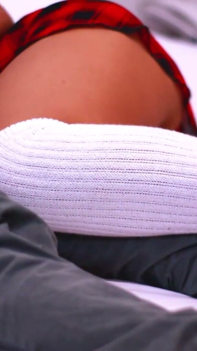 Tetangga berusia 18+ menggoda tetangga yang lebih tua di kamarnya saat pasangan mereka sedang berlibur. | Klip 3