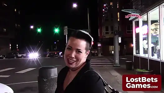 Dia berdiri gugup di luar panti tato di hari ulang tahunnya