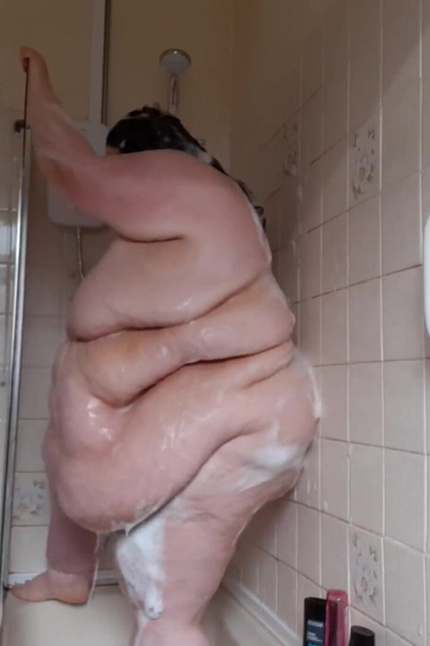 SSBBW Lady Brads zuhany és hasrázás