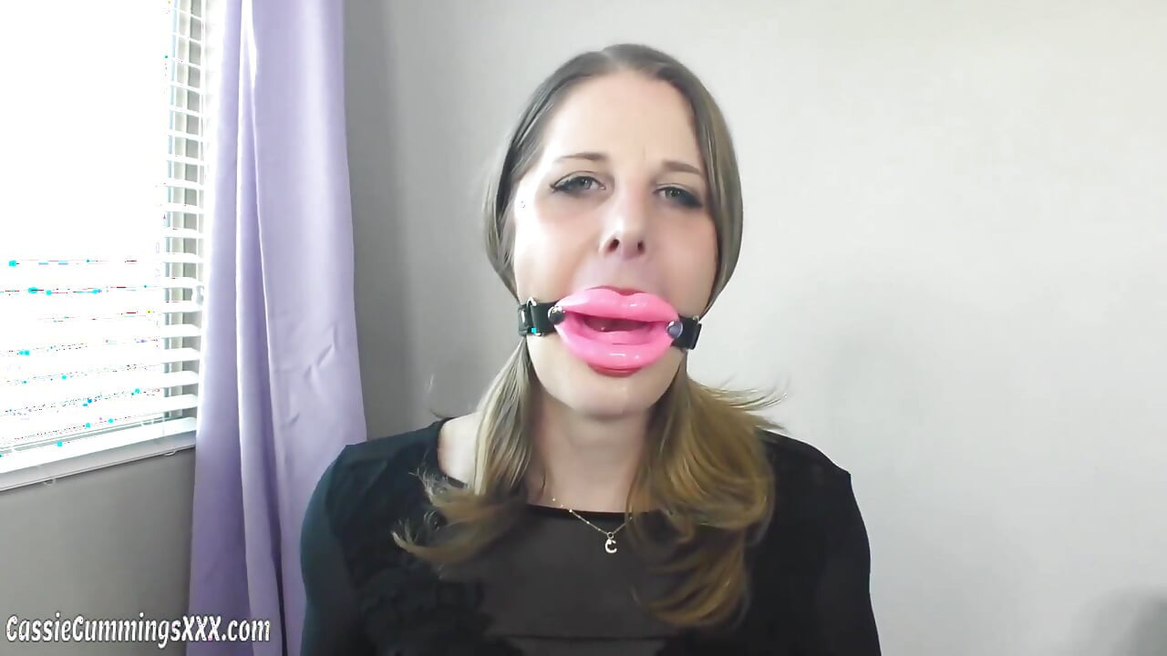 Le bâillon BDSM de Cassie essaye et parle