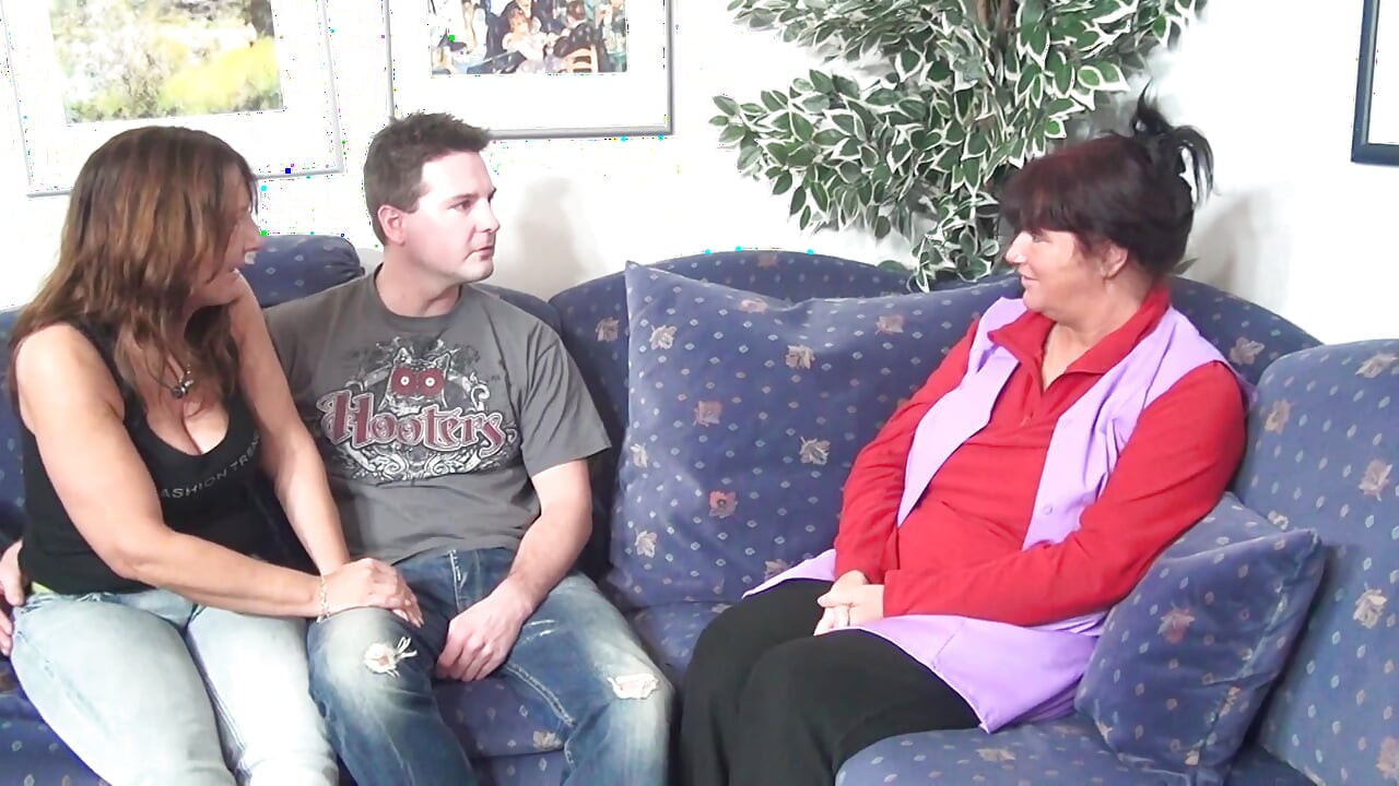 Zgodne žene uživaju u napaljenom seksu