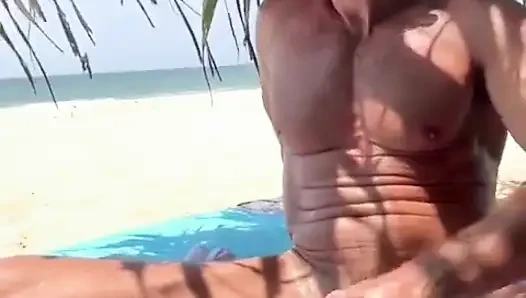 Üvey baba açık havada anal oyuncak eğlencesi