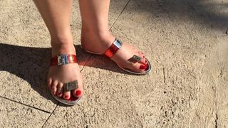 Rainha balançando o dedo do pé - sandálias sensuais em pés lindos