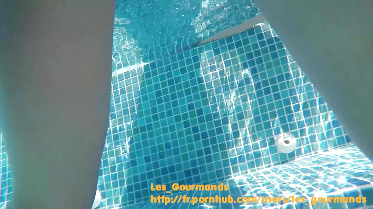 Секс в басейна в Гърция, с дилдо Rambone и голямо подводно свършване