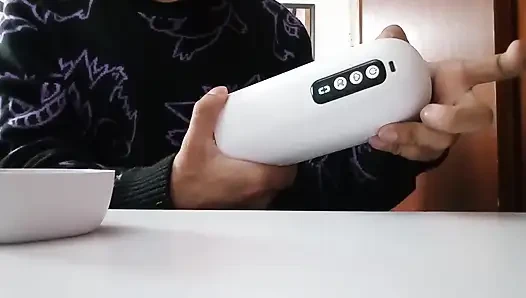 Heteroseksüel bir adam bir seks oyuncağını açar ve sonunda üç kez boşalır