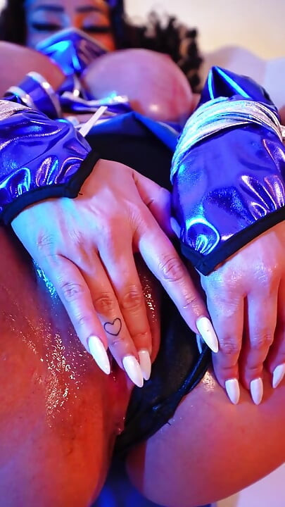 बड़े स्तनों वाली लैटिना आपके वीर्य को कोम्बैट करने के लिए तैयार है