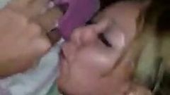 Une MILF brésilienne bronzée excitée adore la baise anale