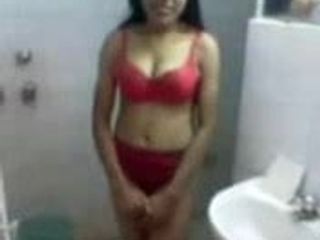Sexy Saali Gudu toont haar borsten in een rode beha - jp spl