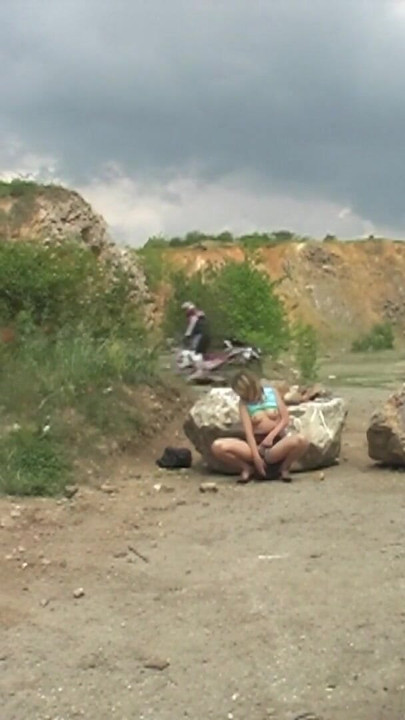 Mora se videti trenutak iz "Zgodna velika prsata devojka masturbira u kamenolomu i uhvaćena od strane nekoliko motorista"