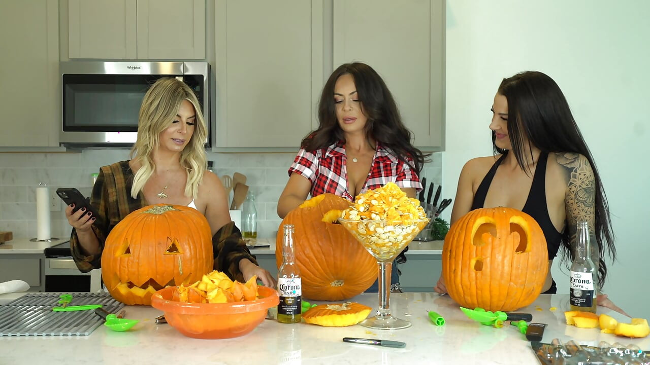 Kiki Mariah_970 Evelin Carve Pumpkins Nude Photoshoot After