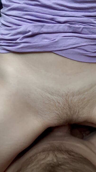 Sexe en POV sur un lit : éjaculation et baise continue