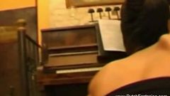 Сексуальная учительница фортепиано трахает студента - фантазия