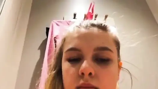 Fingering lubang pantat ekstrem di ruang ganti