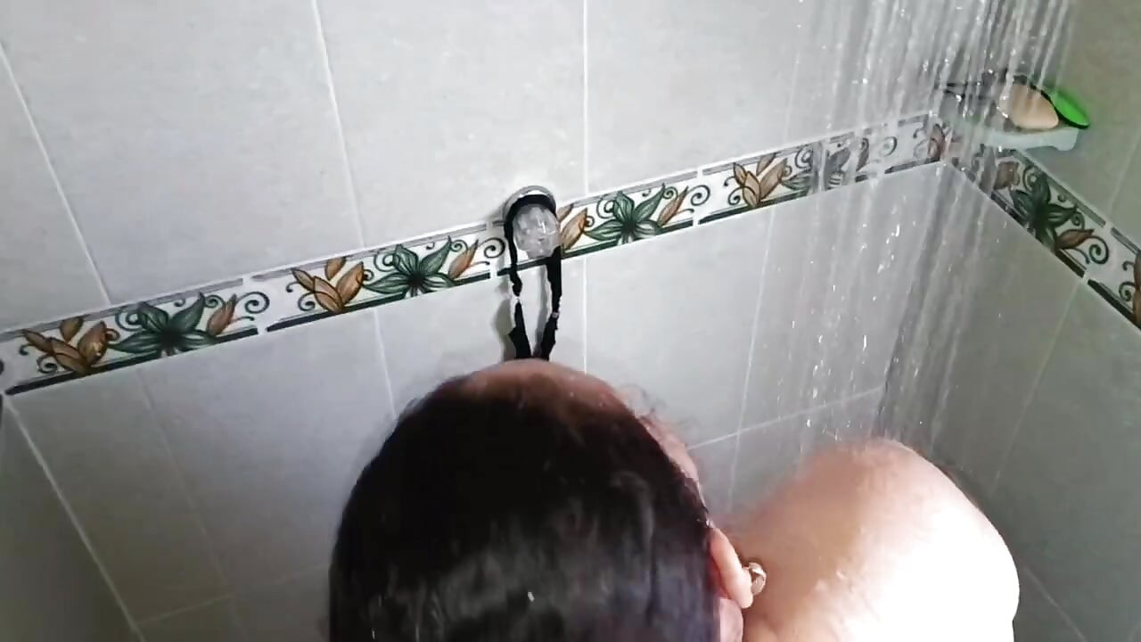 Máy bay bà già!! Người phụ nữ mông to, tôi rất hứng tình, cuối cùng tôi đã thủ dâm cái âm hộ ngon ngọt của mình trong phòng tắm